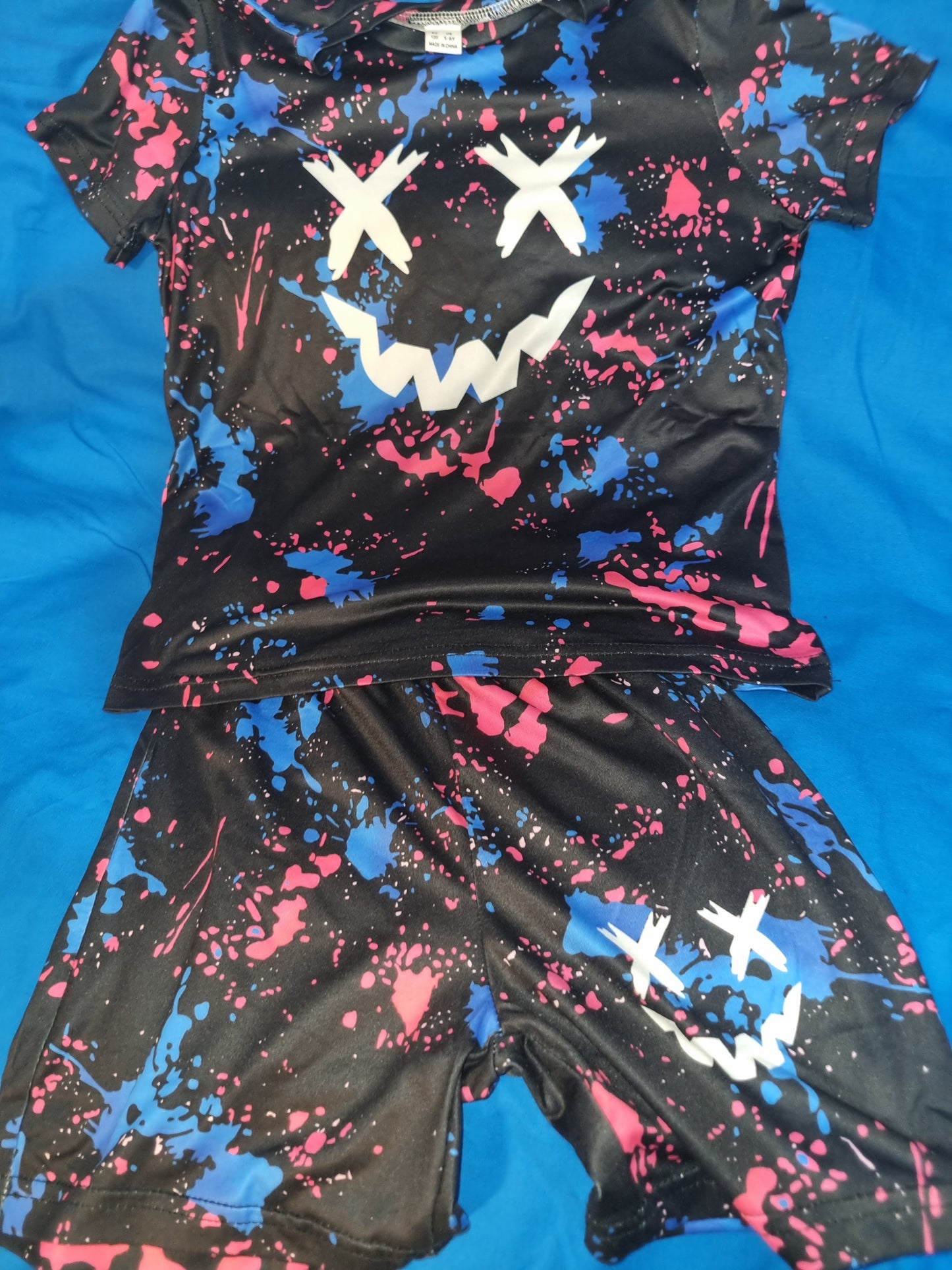 5-6 YEAR OLD T-SHIRT AND SHORTS