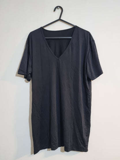 ADULT'S MEDIUM BLACK V-NECK