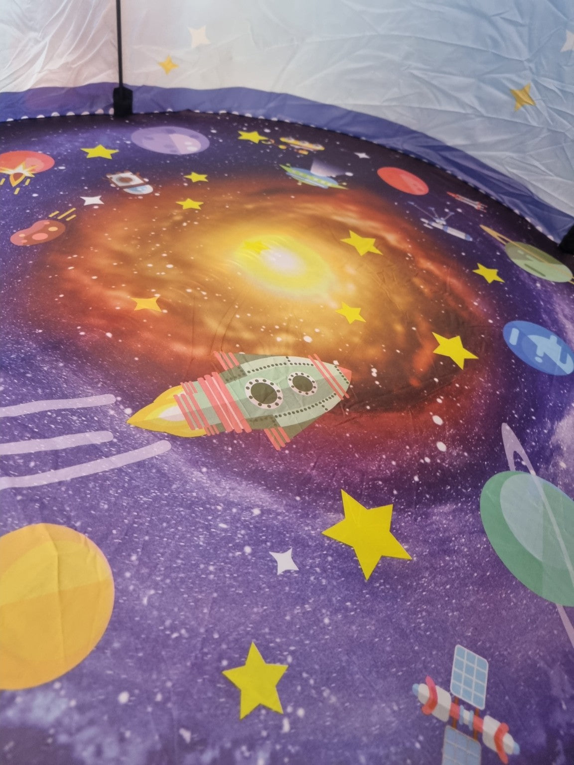 Inside floor and space print of Willingheart children's play tent